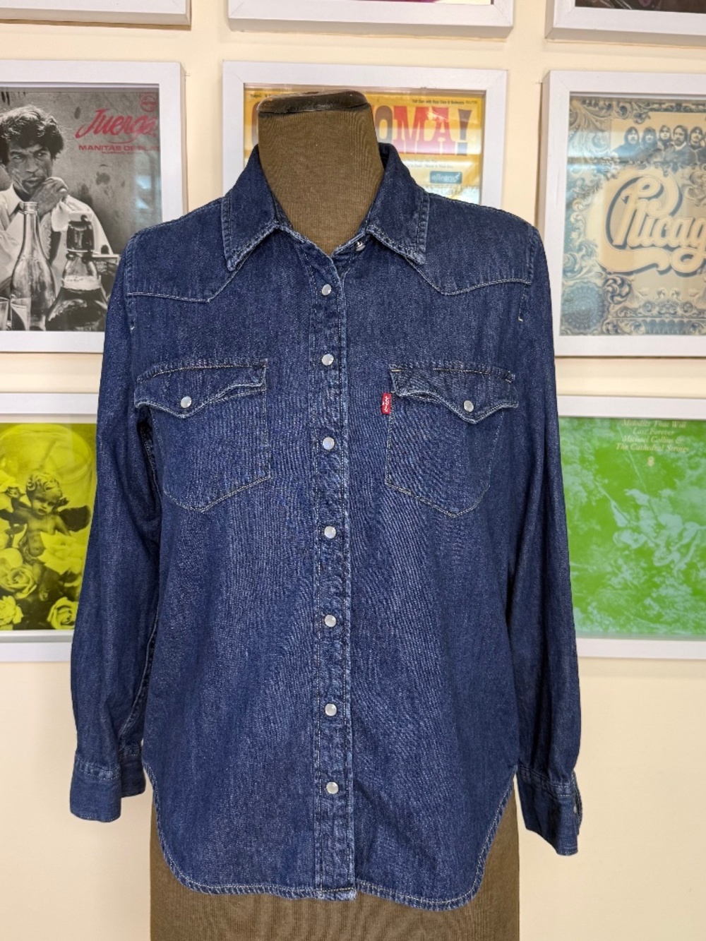 LEVI’S DARK WASH DENIM WESTERN SNAP BUTTON SHIRT • CLASSIC 90s COWGIRL
